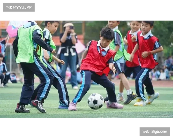 晋城爱物学校班级联赛：2000名学生齐聚绿茵赛场的壮观场面